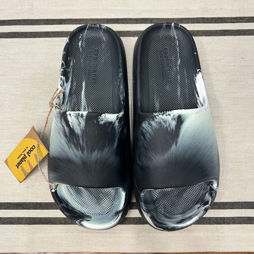 TRENDY brand NEW stylish CoolPlanet Cloudd Slides by Steve Madden Size 7